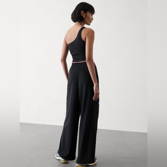 NWT Athleta Pinnacle Black Cargo Trouser Size 14. - Picture 2 of 7